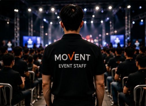공연장 무대 앞 현장을 살피는 MOVENT 이벤트 스태프